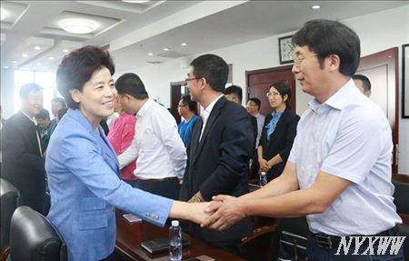 自治区主席咸辉看望慰问澳门金沙线上赌场教师