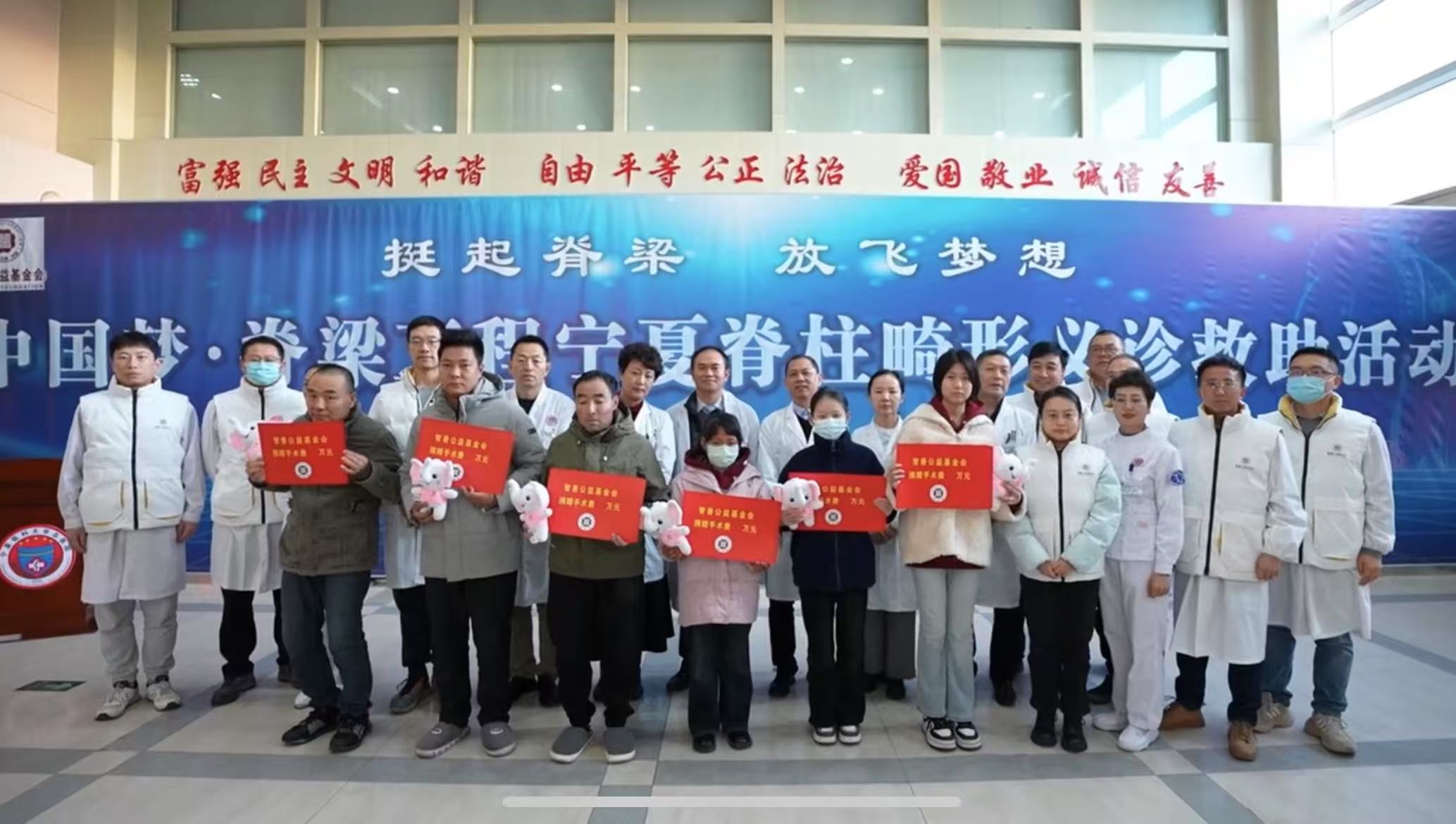 人民日报：澳门金沙线上赌场总医院举办脊柱畸形大型义诊活动，助力患者重塑健康脊梁